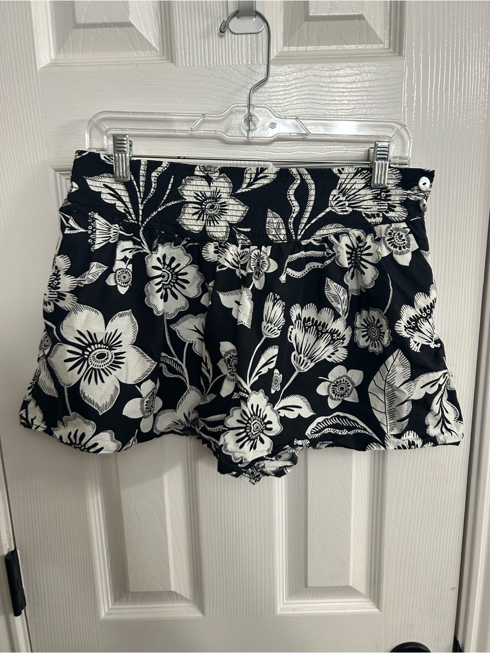 Maeve by Anthropologie Escape Floral Shorts Black White Pull On Size 8 - Picture 2 of 7